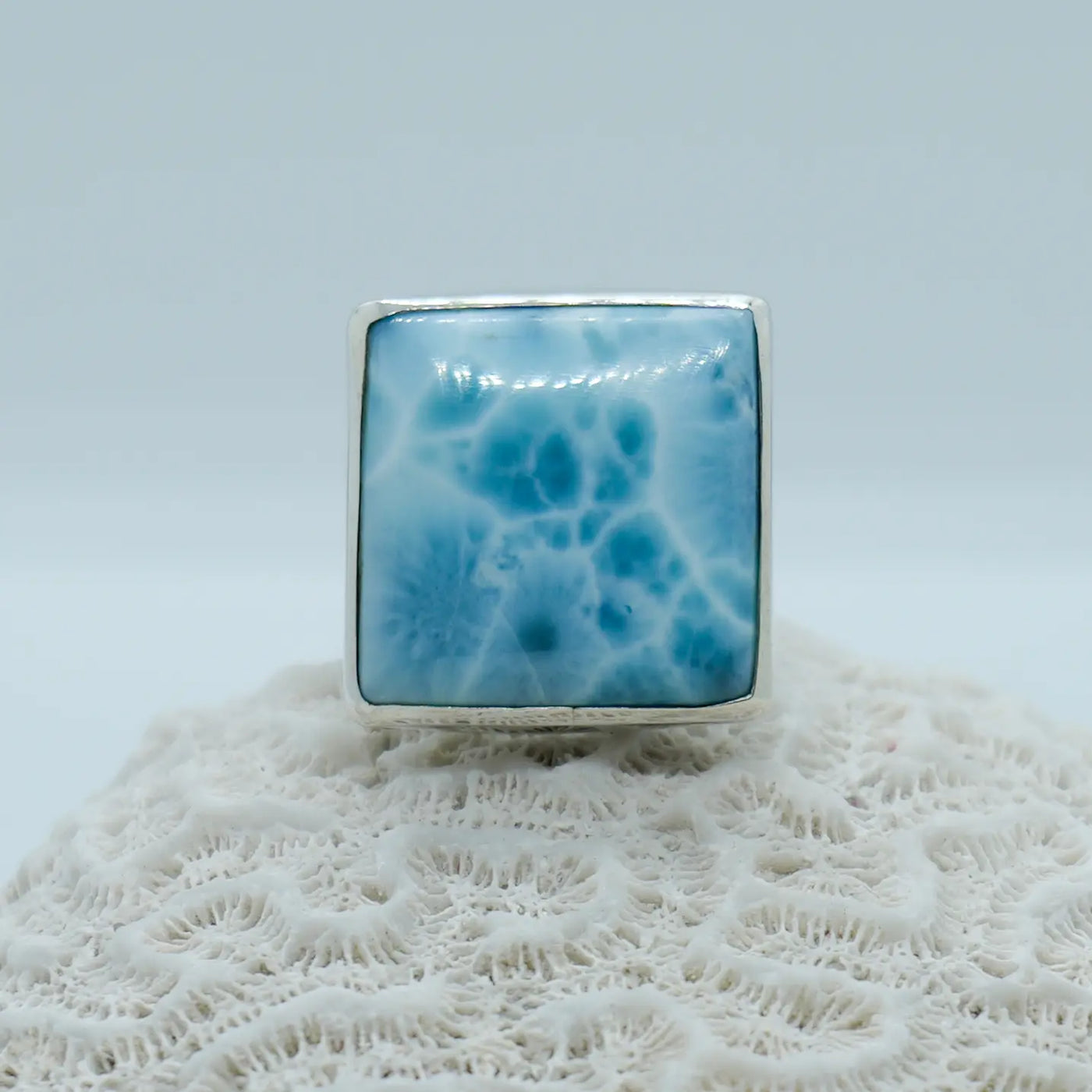 Pierre naturelle de Larimar carrée serti sur une bague en argent 925 artisanale.