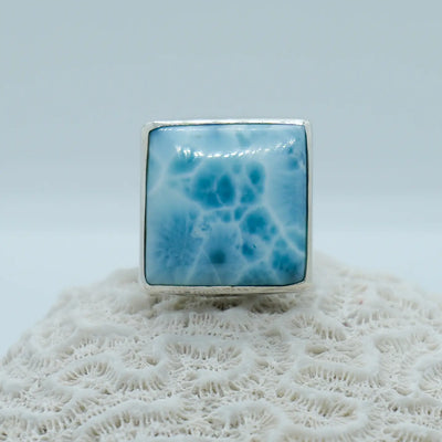 Pierre naturelle de Larimar carrée serti sur une bague en argent 925 artisanale.