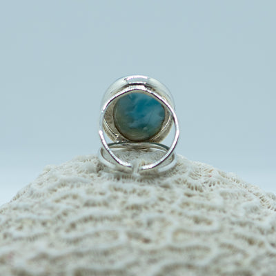 Bague d'exception en larimar. Le corps de la bague est fait en argent 925. Ce bijou exceptionnel est ouvert sur le dessous pour profiter des vertus du larimar et avoir la pierre au plus pret de la peau. Le larimar vient de République Dominicaine 