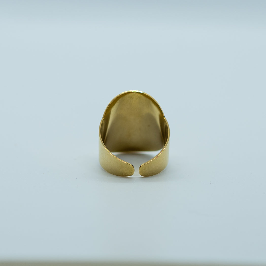 Bague dorée vue de derrière, lisse et ouverte pour ê ajustable. Bague en acier inoxydable 316L de couleur doré.