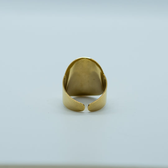 Bague dorée vue de derrière, lisse et ouverte pour ê ajustable. Bague en acier inoxydable 316L de couleur doré.