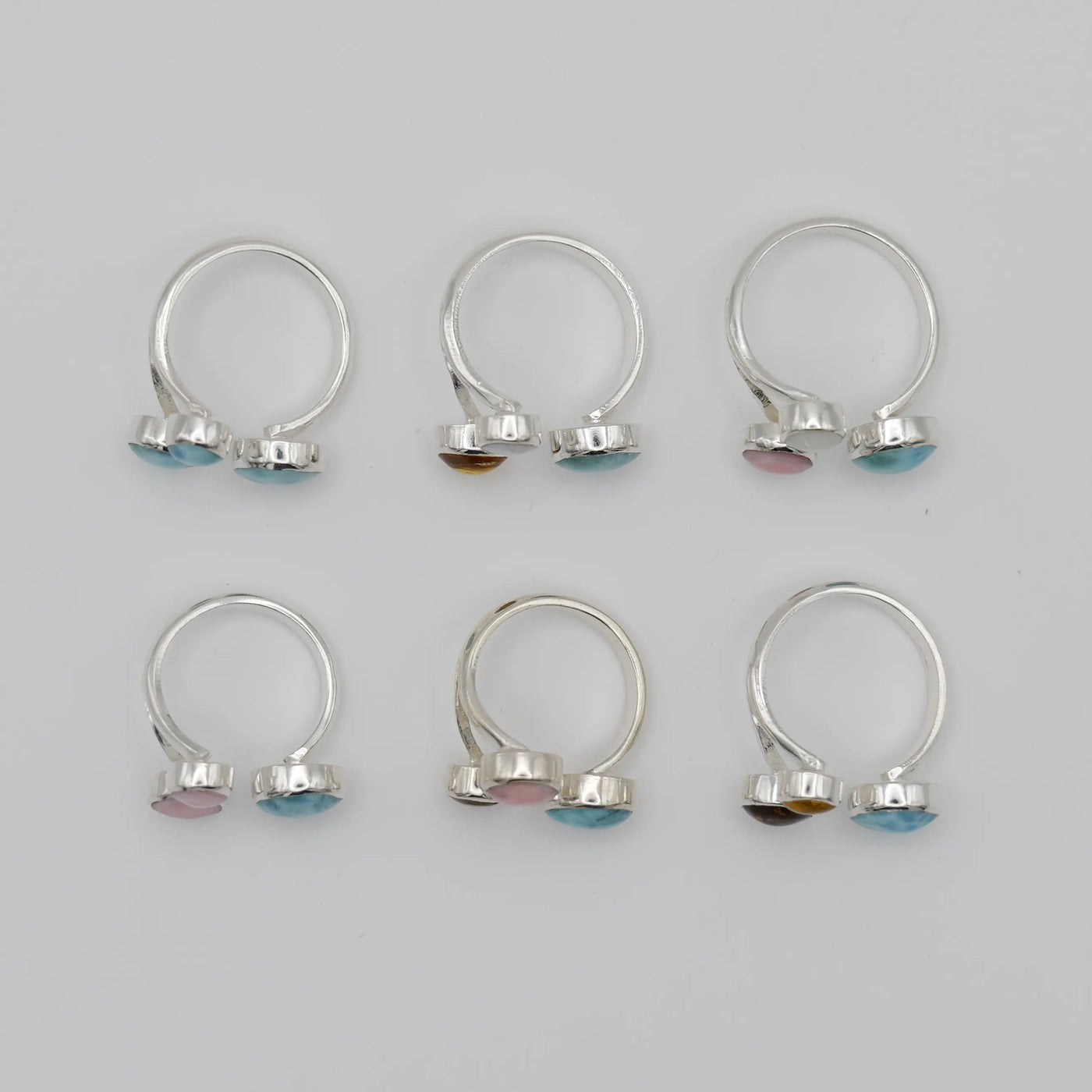 6 bagues réglables en argent 925 avec sur chacune 3 cabochons composés de Larimar, de Lambi, de Nacre et ou d'Ambre.