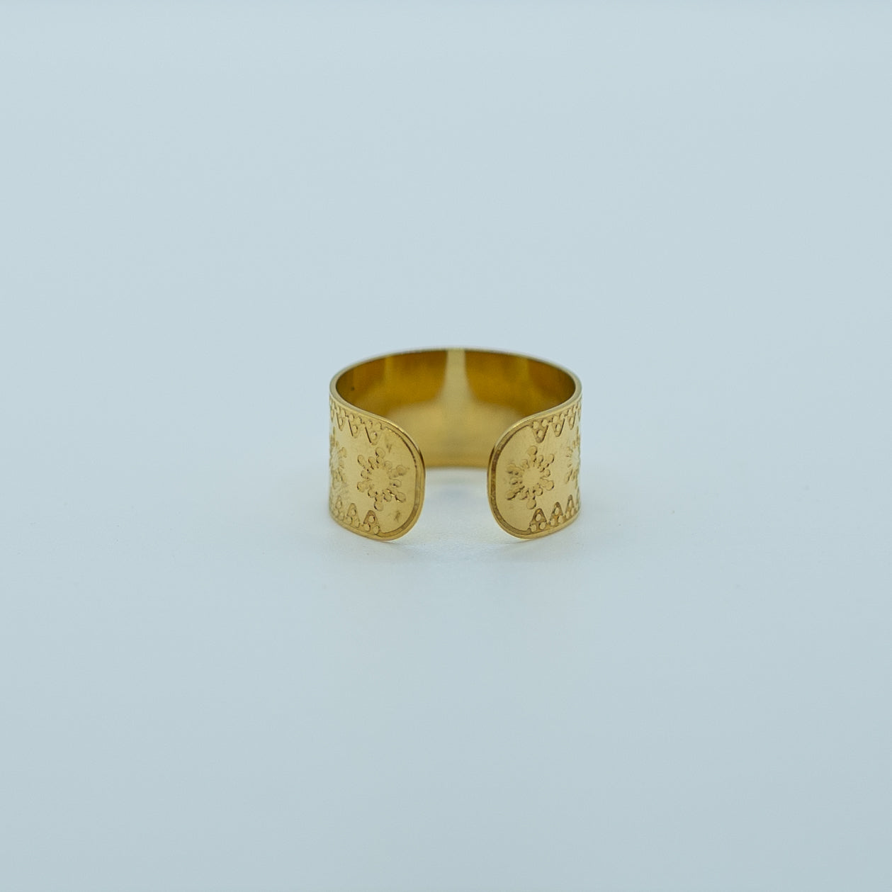Vue de dos d'une bague ouverte, en acier inoxydable 316L de couleur dorée. Bague réglable.