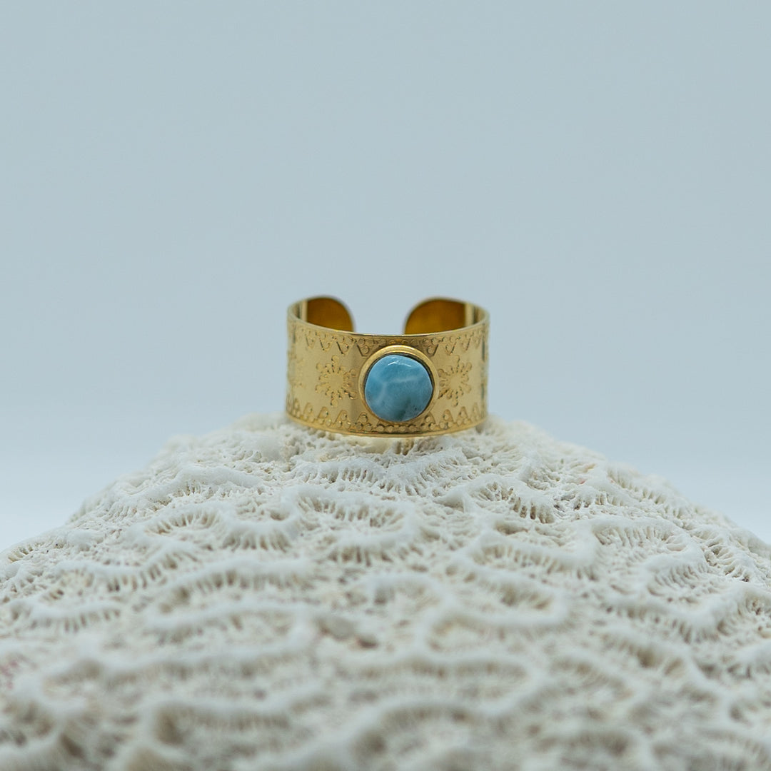 Bague originale avec un gravage de flocons de neige, faite en acier inoxydable 316L de couleur dorée. Bague ouvert pour être ajustable à toutes les tailles de doigts.
