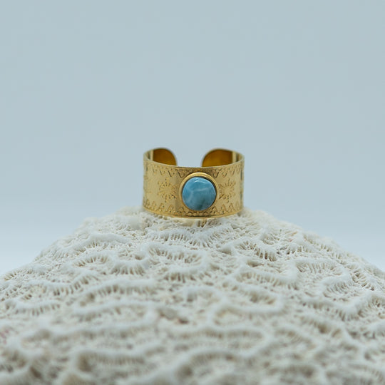 Bague originale avec un gravage de flocons de neige, faite en acier inoxydable 316L de couleur dorée. Bague ouvert pour être ajustable à toutes les tailles de doigts.