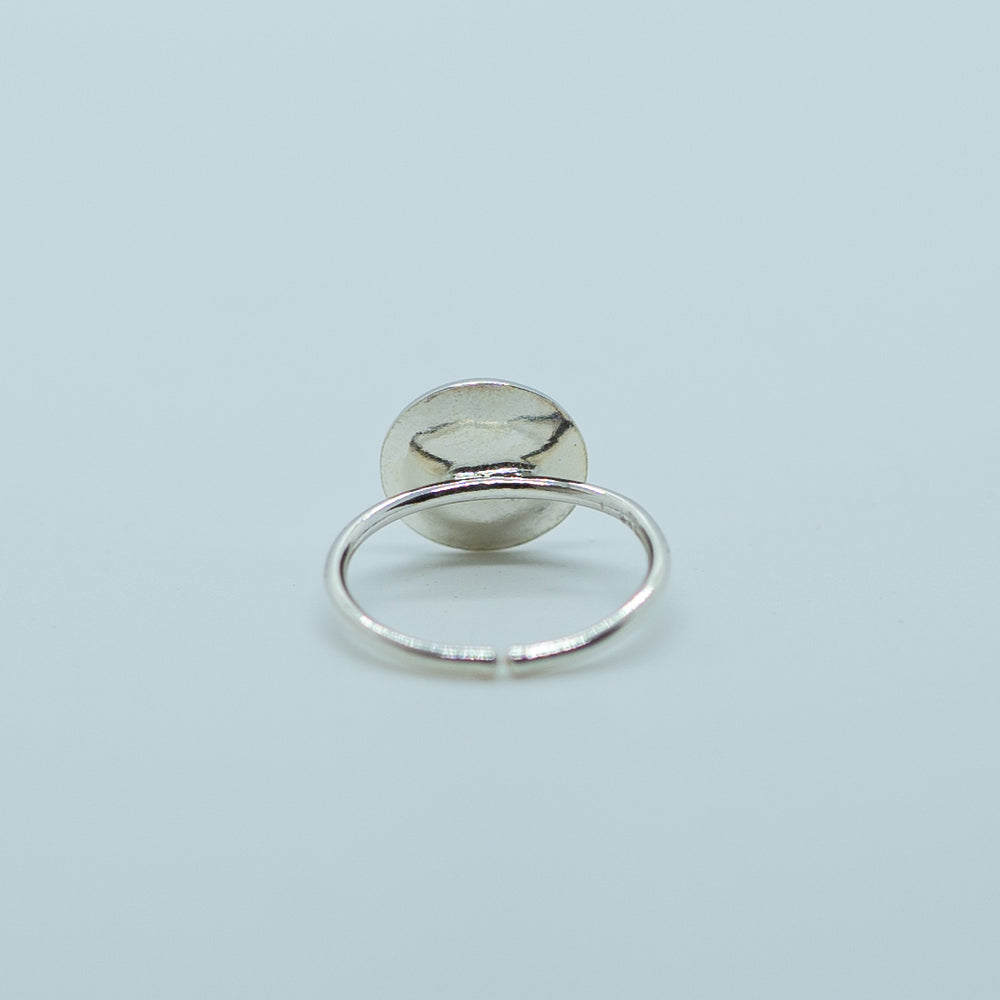Photo d'une bague en argent 925 vue de dos sur fond blanc. Bague ouverte ajustable.