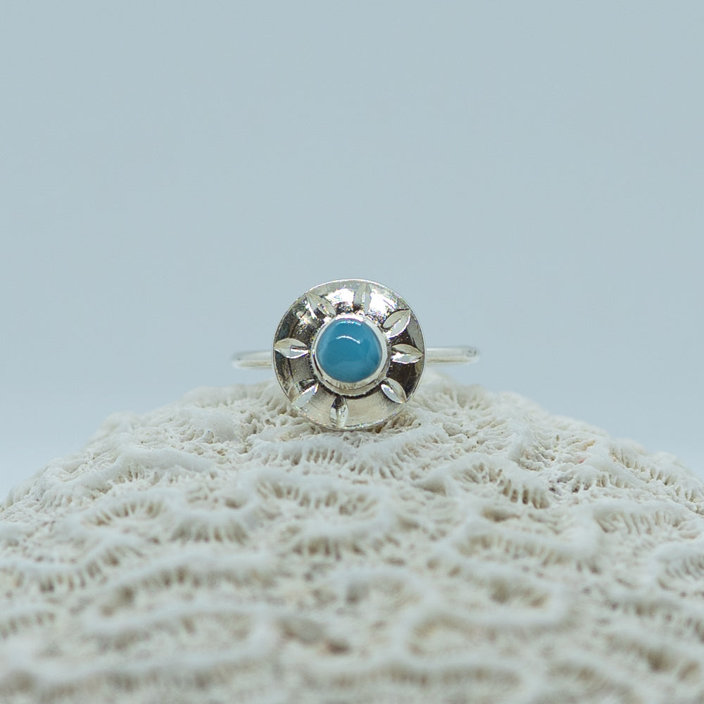 Coquillage sur lequel est posé une bague en argent 925 sertie d&