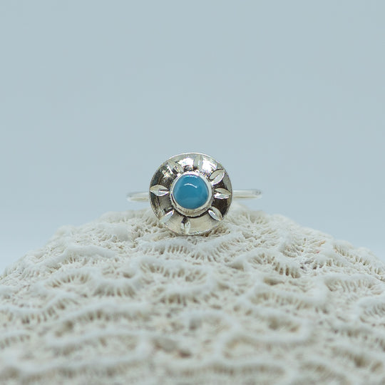 Coquillage sur lequel est posé une bague en argent 925 sertie d&