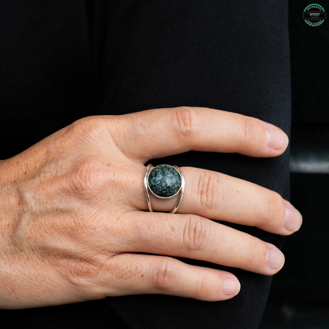 Bague en argent 925 avec son cabochon de Jade Jaguar vert foncé venant du Guatemala. Bague réglable et ajustable à toutes les tailles de doigts.