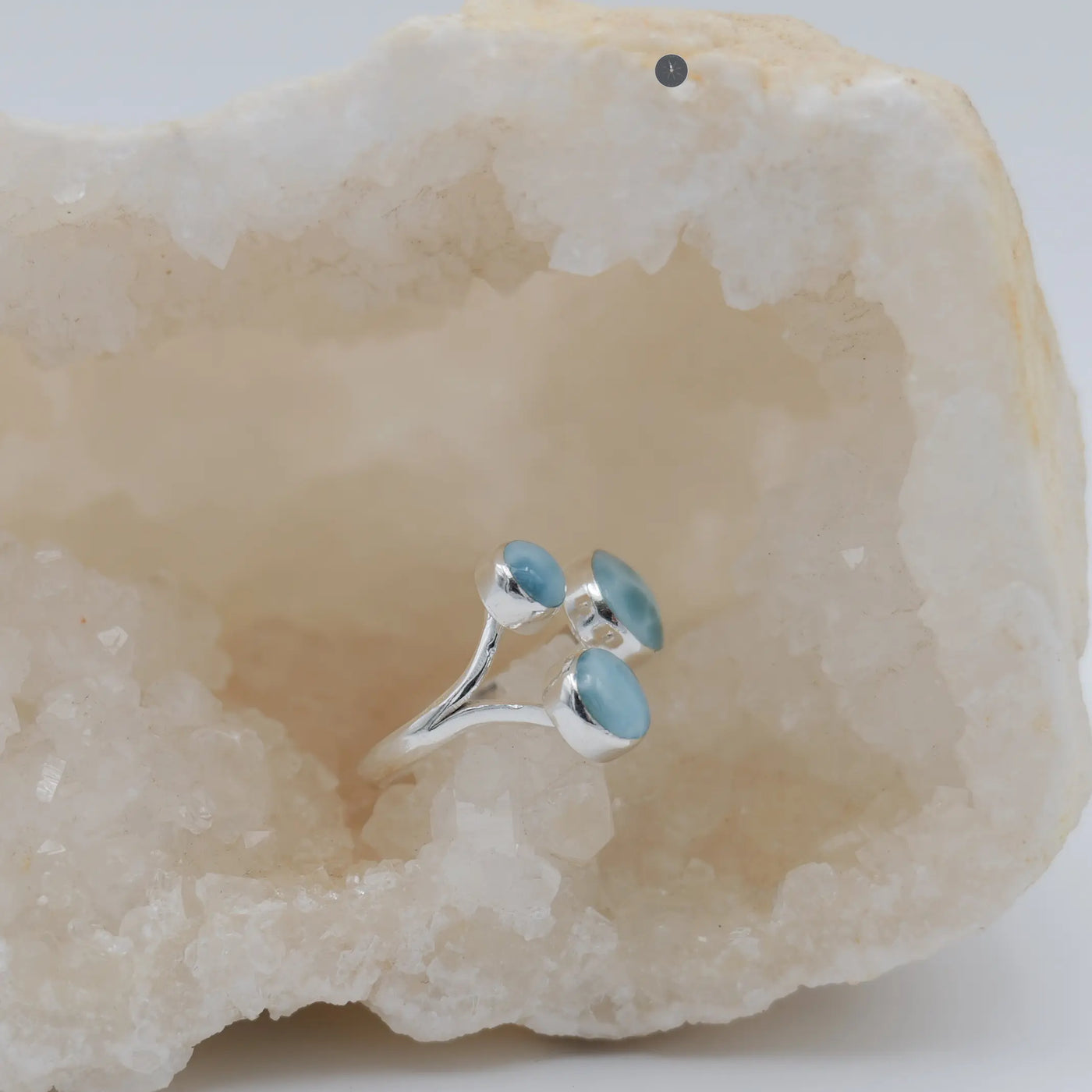 Bague en argent 925 fait artisanalement en République Dominicaine avec 3 cabochons de Larimar de formes rondes.