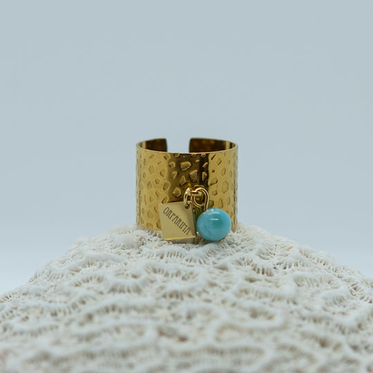 Magnifique bague dorée en acier inoxydable 316L non fermée pour être ajustable à plusieurs tailles de doigts. Une breloque carré avec l&