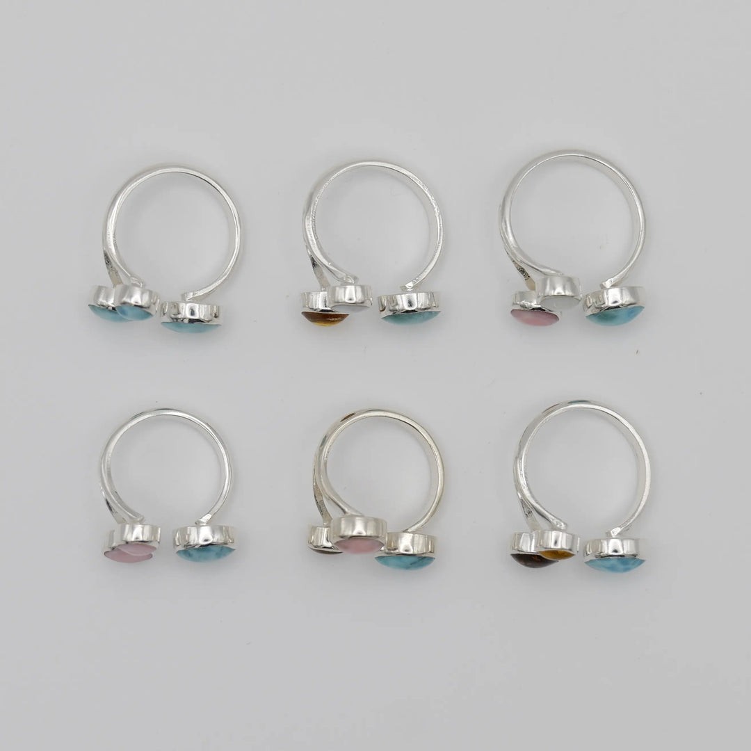 6 bagues en argent 925 ajustables avec sur chacune 3 cabochons ronds en Larimar, Lambi, Nacre et ou Ambre.