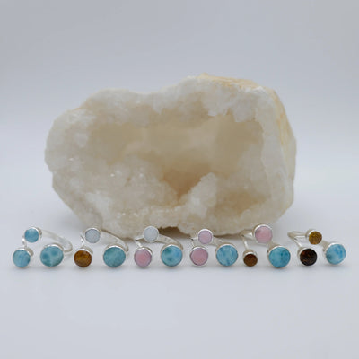 Collection de bagues réglable ne argent 925 avec du Larimar, de la Nacre, du Lambi et de l'ambre. Bijoux fait en République Dominicaine.