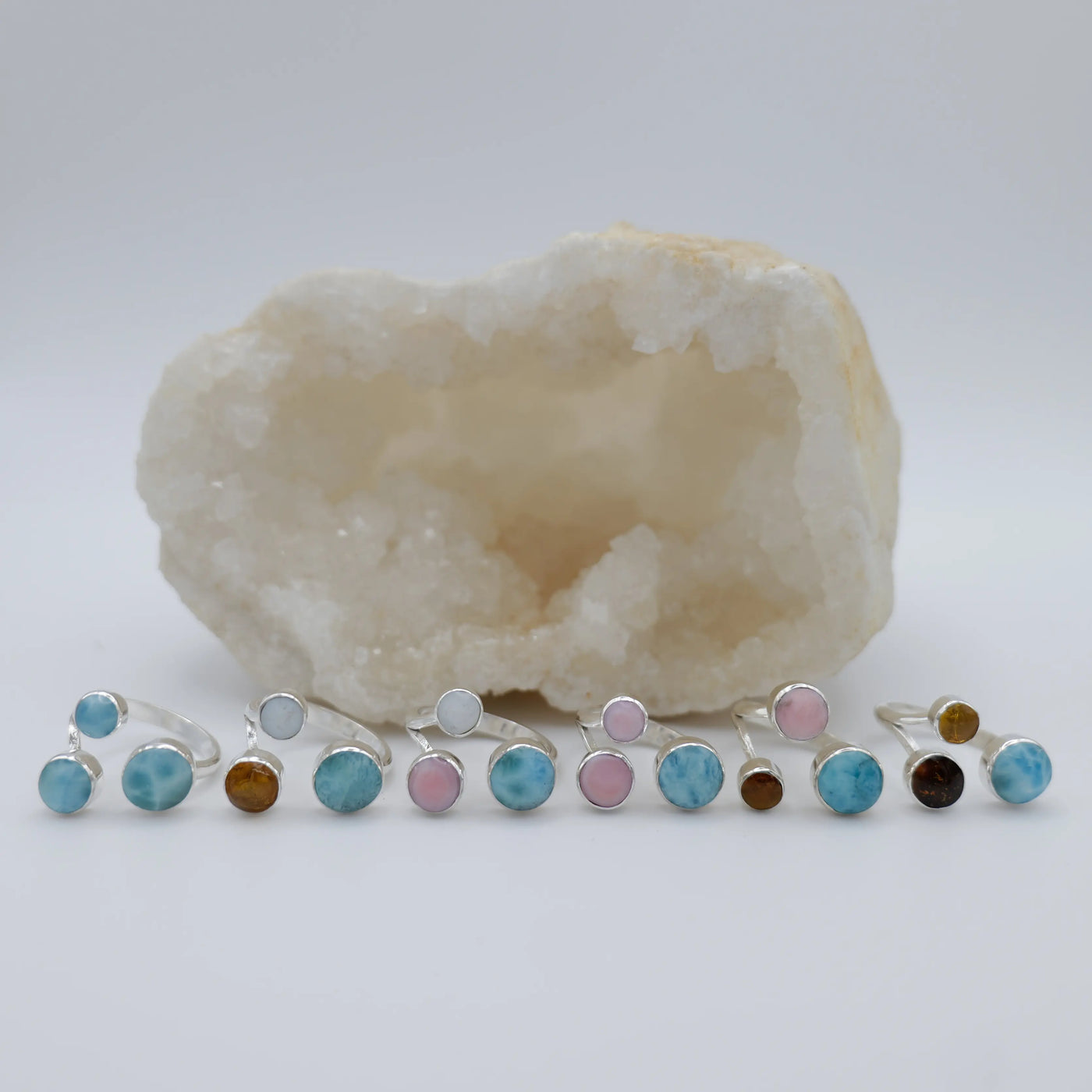 Collections de bagues ajustables en argent 925 avec 3 cabochons ronds sur chaque bague. Cabochons en Larimar, Lambi, Nacre et Ambre.