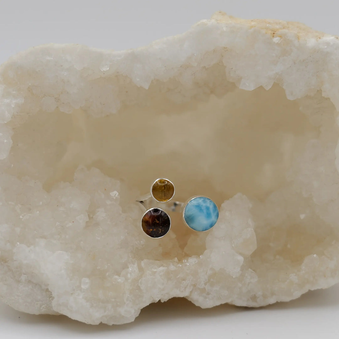 Bague avec 2 cabochons ronds en Ambre et un cabochon rond plus gros en Larimar de République Dominicaine. Bijou réglable.