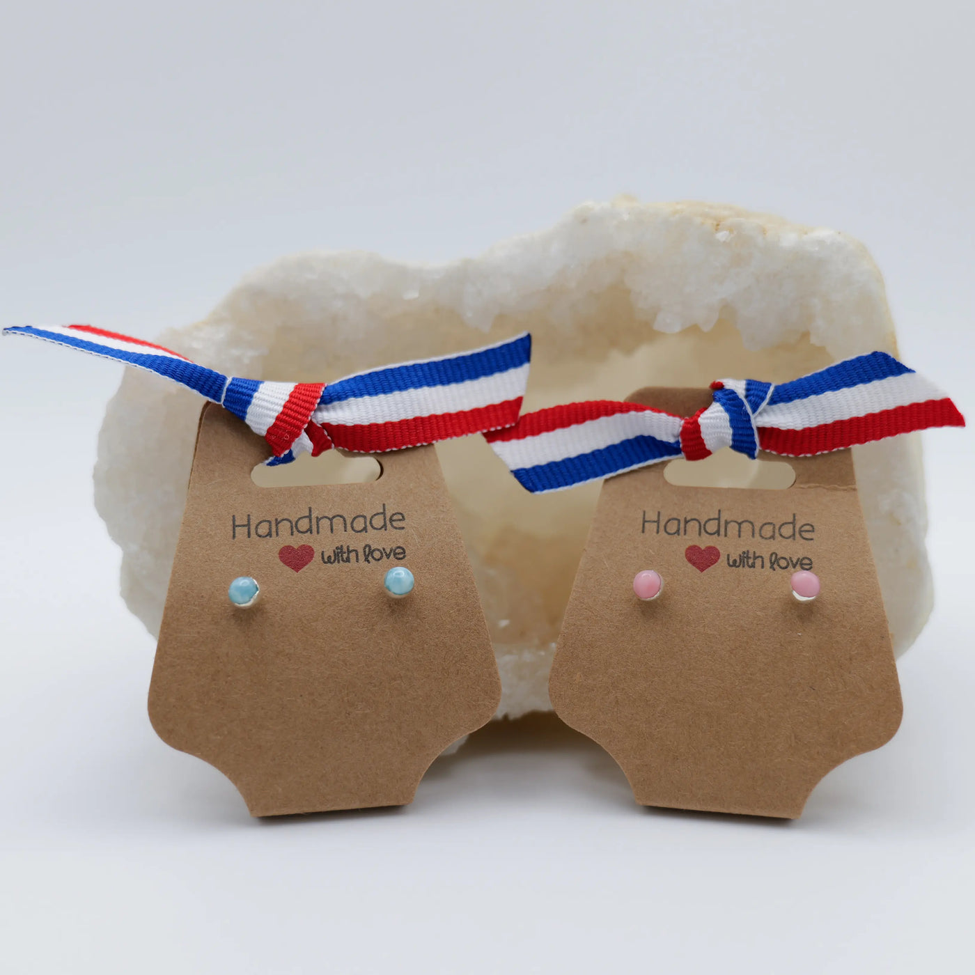 Boucles d'oreilles mini ronde en Larimar ou en Lambi faites en République Dominicaine de façon artisanale.