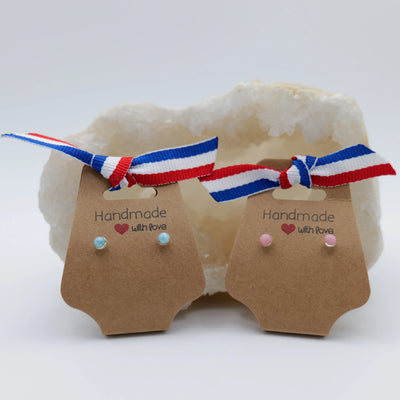 Boucles d'oreilles mini ronde en Larimar ou en Lambi faites en République Dominicaine de façon artisanale.