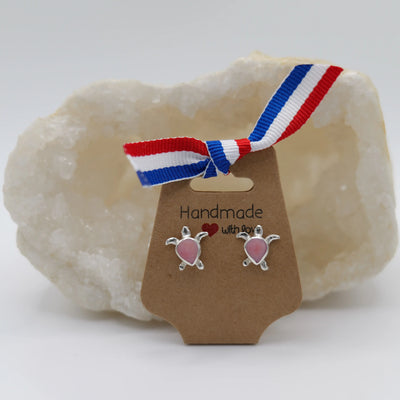 Boucles d'oreilles en forme de petites tortue avec un Lambi de couleur rose composant le corps de la tortue.