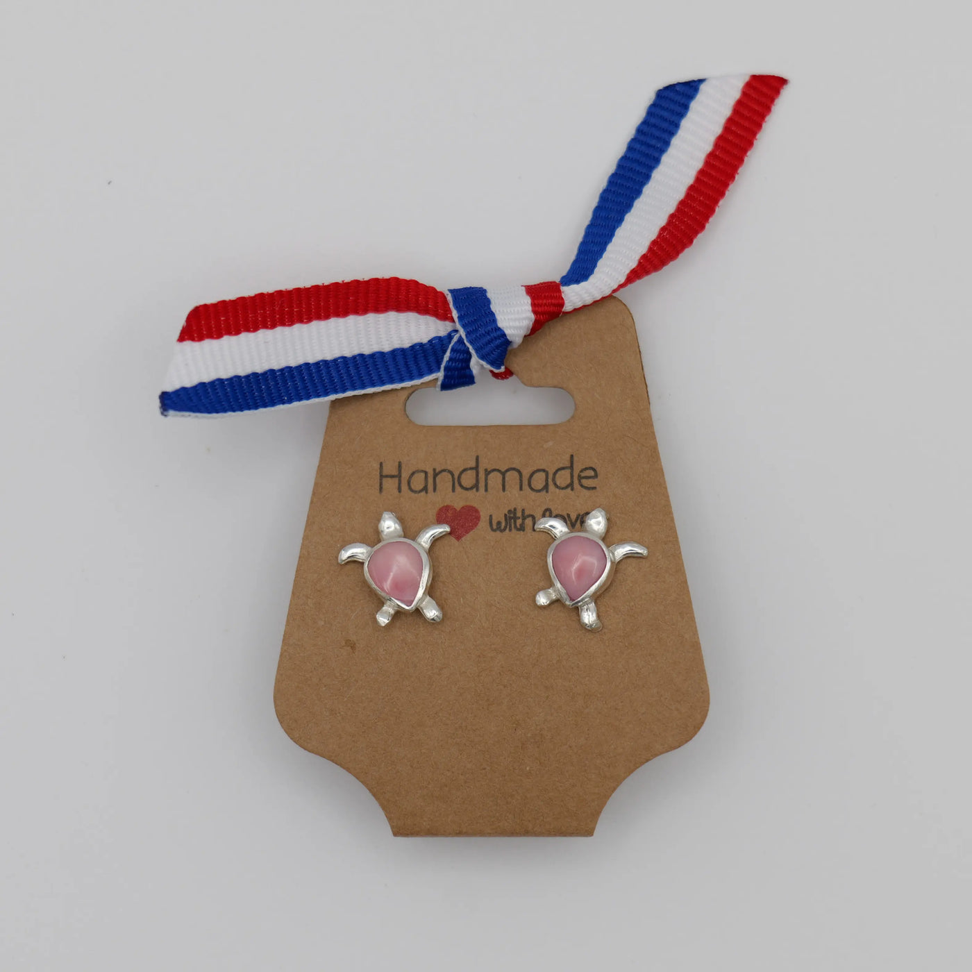 Paire de boucles d'oreilles en argent 925, en forme de tortue, avec un cabochon en Lambi au cœur de chaque tortue.