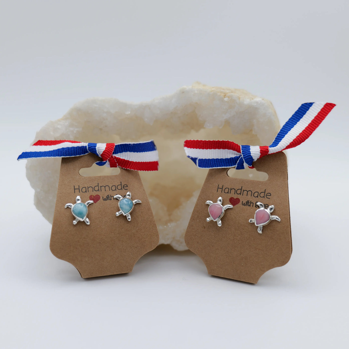 2 Paires de boucles d'oreilles en argent 25 en forme de tortue comprenant soit du Larimar soit du Lambi au centre de chaque tortues.