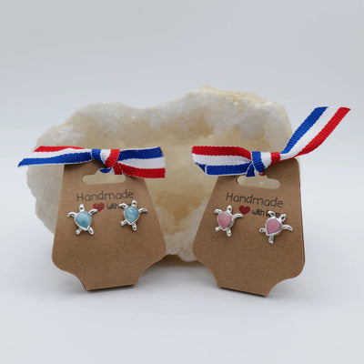 2 Paires de boucles d'oreilles en argent 25 en forme de tortue comprenant soit du Larimar soit du Lambi au centre de chaque tortues.