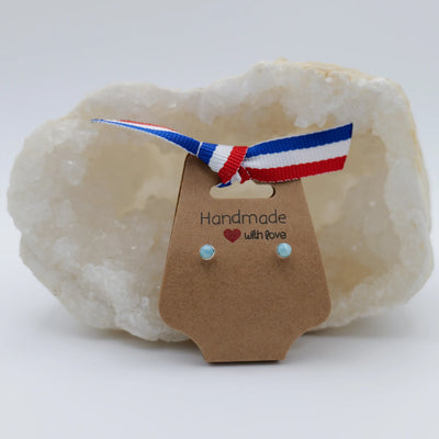 Puces d'oreilles en Larimar monté sur une tige et un fermoir en argent 925. Pierre naturelle et bijou unique.