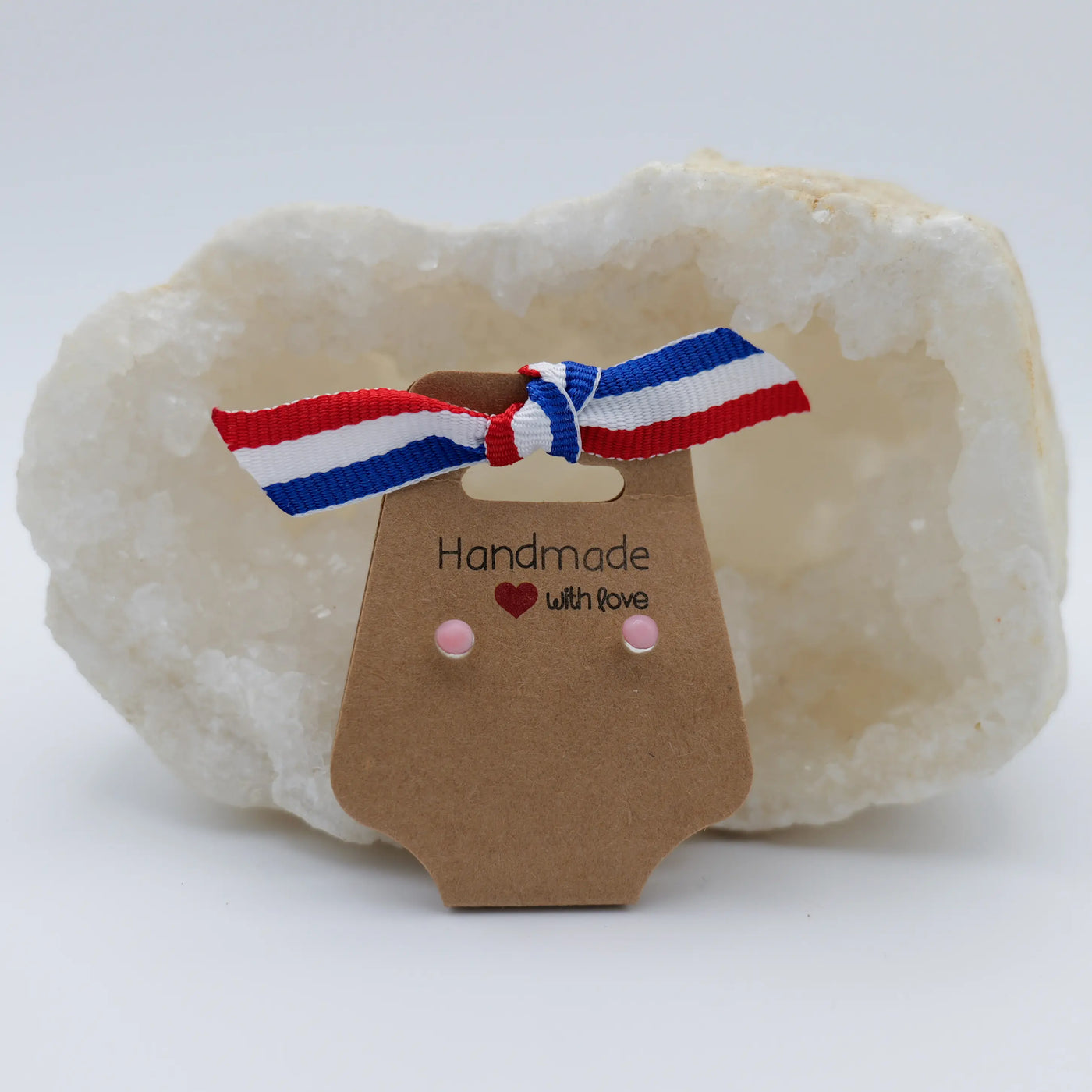 Boucles d'oreilles en Lambi faites artisanalement, bijou en argent 925. Puces d'oreilles originales.