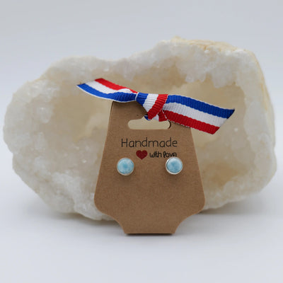 Deux boucles d'oreilles avec une pierre naturelle de Larimar taillé artisanalement au centre d'un sertissage en argent 925