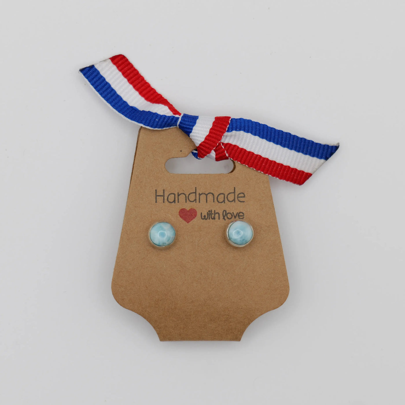 Boucles d'oreilles en argent 925 de forme ronde avec une pierre de Larimar sertie au centre de chaque boucle.