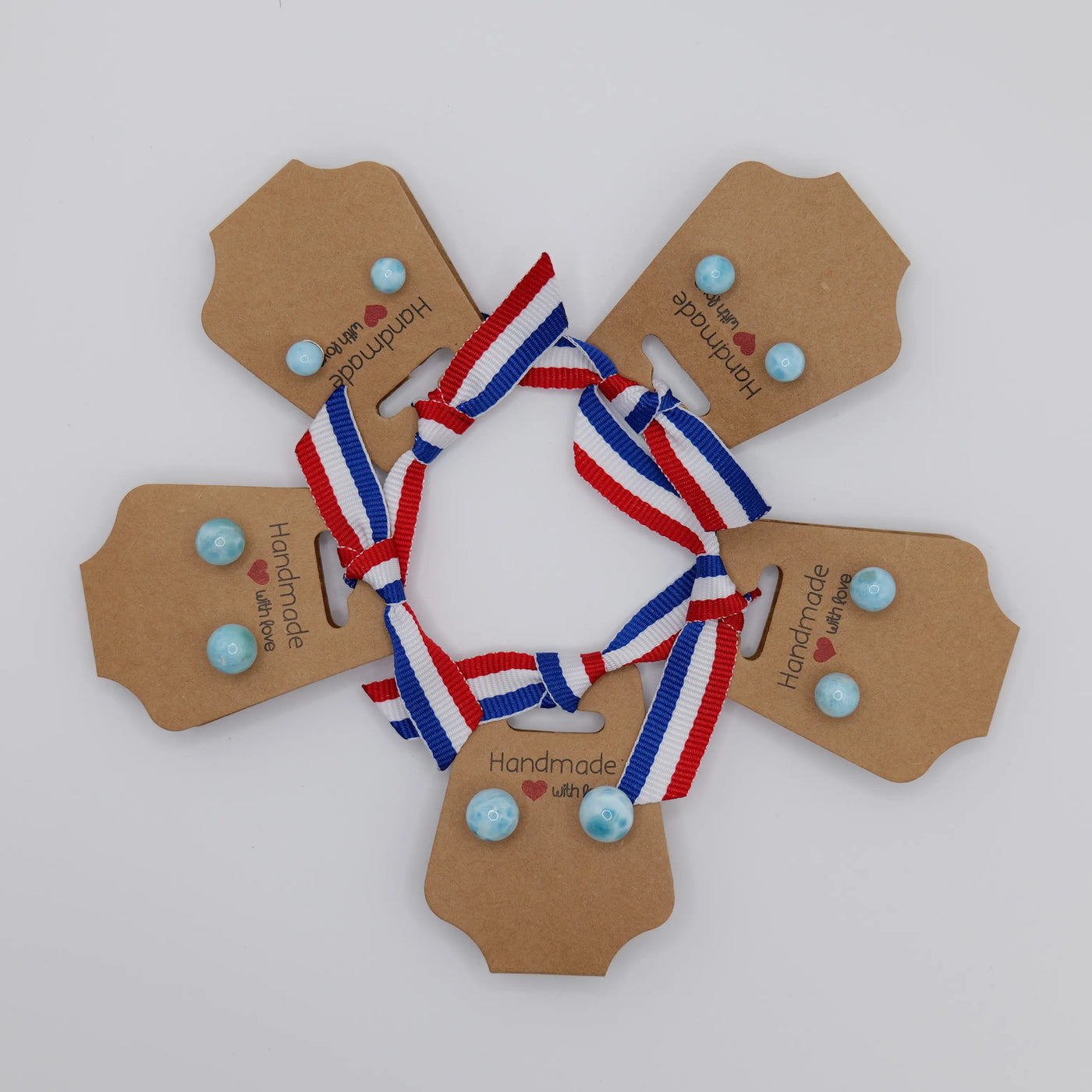 5 paires de boucles d'oreilles sphériques en Larimar de République Dominicaine. Larimar d'excellent qualité choisi avec soin.