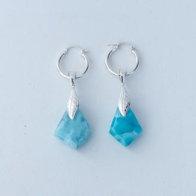 Boucles d'oreilles en losange taillées dans du Larimar, une pierre naturelle ne se trouvant qu'en République Dominicaine. Pierre de couleur bleue intense, montée sur des créoles en argent 925.
