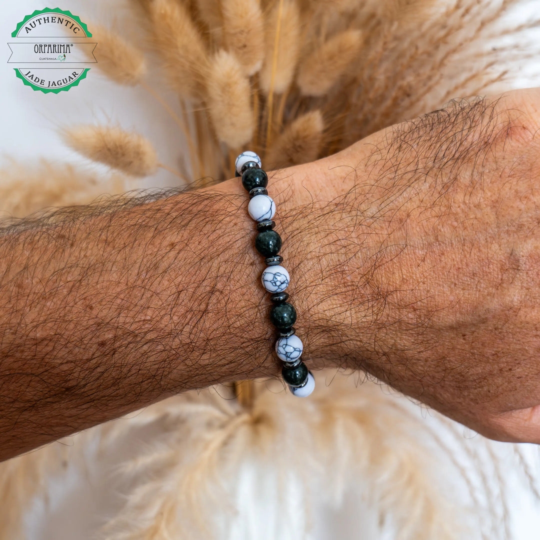Bracelet avec des perles de Howlite blanche et de Jade Jaguar verte foncée séparées par des intercalaires en hématite noir. Bracelet en fil élastique fait main avec des perles de 8mm