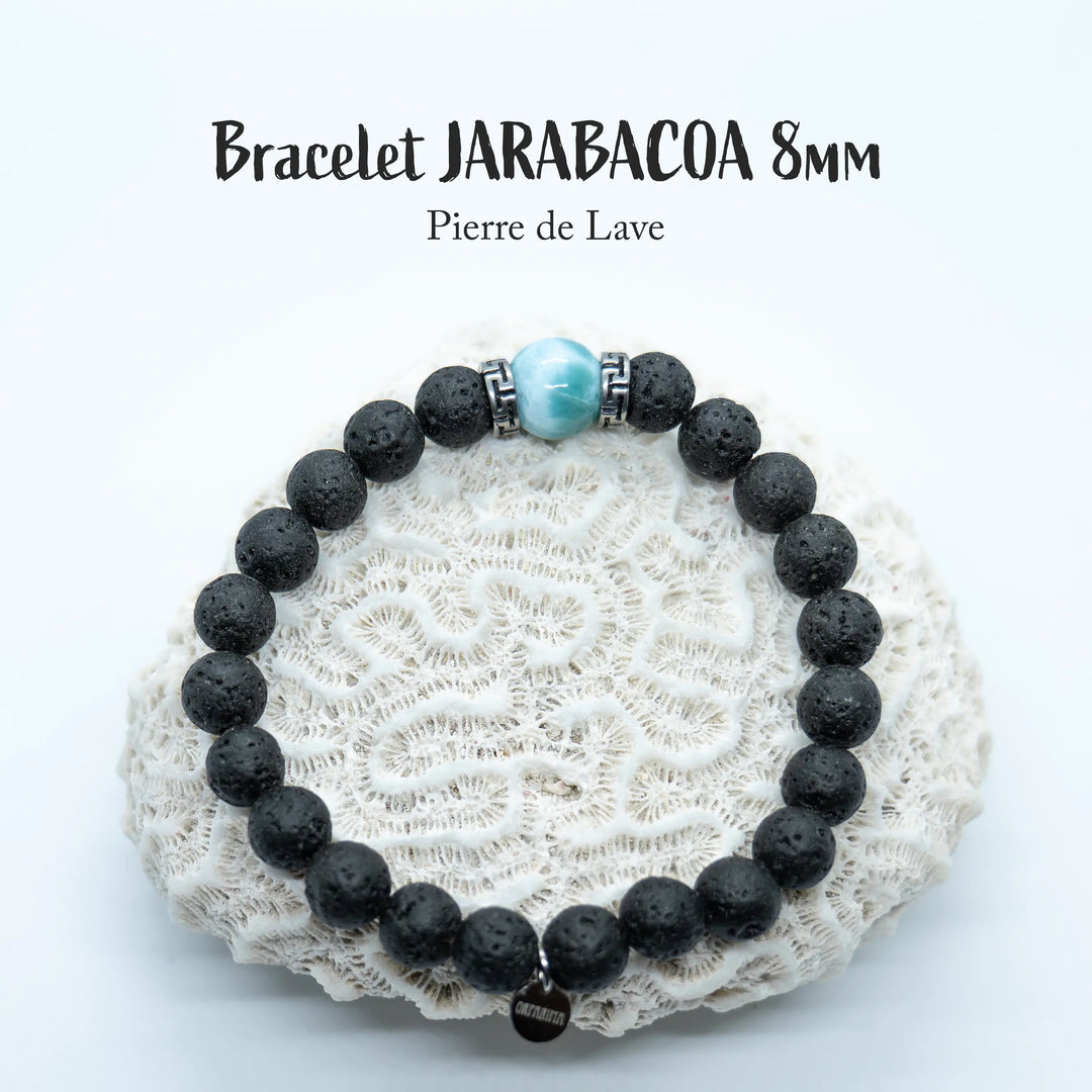 Bracelet en pierre de lave avec une perle de Larimar de République Dominicaine de couleur bleue. La perle de Larimar est prise entre deux intercalaires en acier inoxydable.