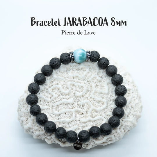 Bracelet en pierre de lave avec une perle de Larimar de République Dominicaine de couleur bleue. La perle de Larimar est prise entre deux intercalaires en acier inoxydable.