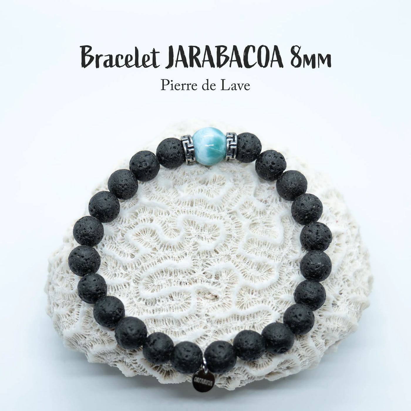 Bracelet en pierre de lave avec une perle de Larimar de République Dominicaine de couleur bleue. La perle de Larimar est prise entre deux intercalaires en acier inoxydable.