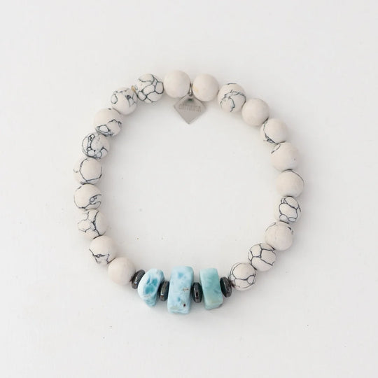 Bracelet en howlite blanche avec cinq fragments de larimar de République Dominicaine et des intercalaires en hématite. Bracelet en fli élastique resistant à l&