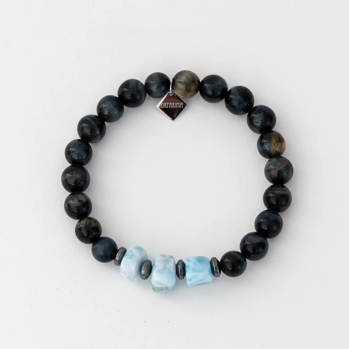Photo d'un bracelet en pierre naturelle oeil du faucon avec trois pierre de larimar de forme carré. Resistant à l'eau et à la transpiration.