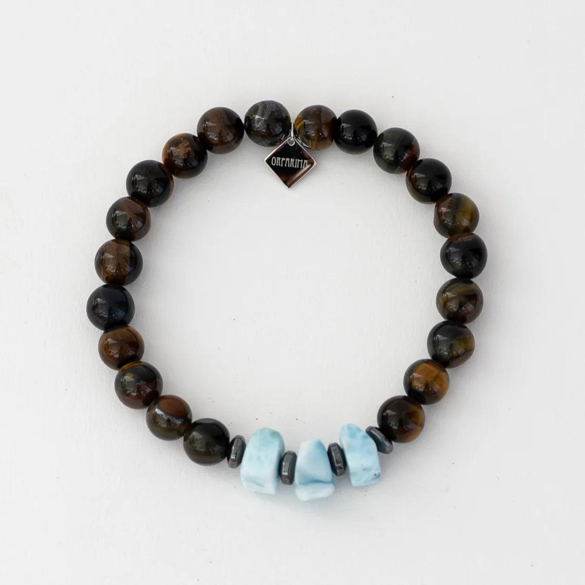 Bracelet personnalisable en oeil du tigre avec trois pierres larimar de forme carrés et une breloque orparima.