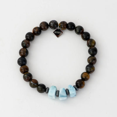 Bracelet personnalisable en oeil du tigre avec trois pierres larimar de forme carrés et une breloque orparima.