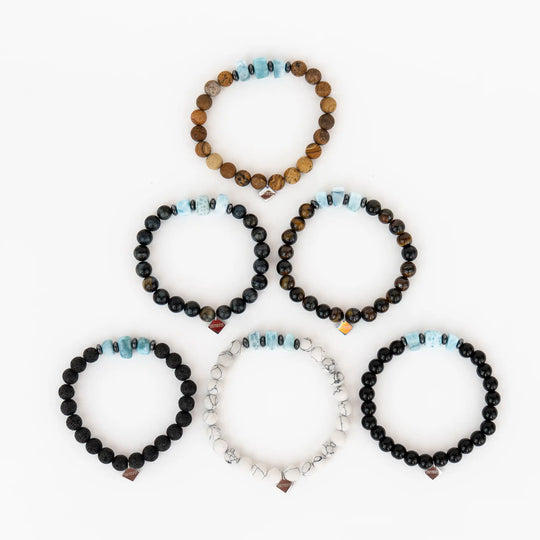 Cinq bracelets avec 3 fragments de larimar chacun, associés à l&