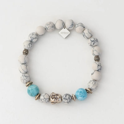 Bracelet en howlite blanche avec deux perles de larimar et une breloque bouddha.