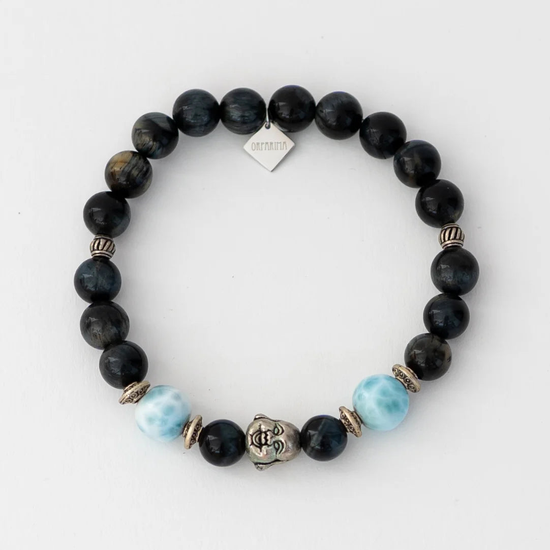 Photo d'un bracelet avec deux perles de larimar, une breloque tête de bouddha et des perles d'oeil de faucon. bracelet qui ne craint ni l'eau ni la transpiration.