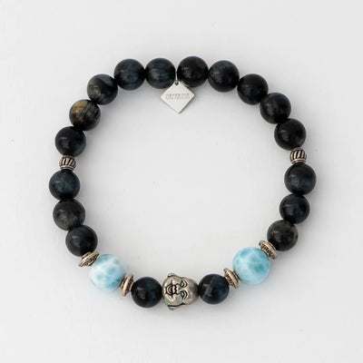 Photo d'un bracelet avec deux perles de larimar, une breloque tête de bouddha et des perles d'oeil de faucon. bracelet qui ne craint ni l'eau ni la transpiration.