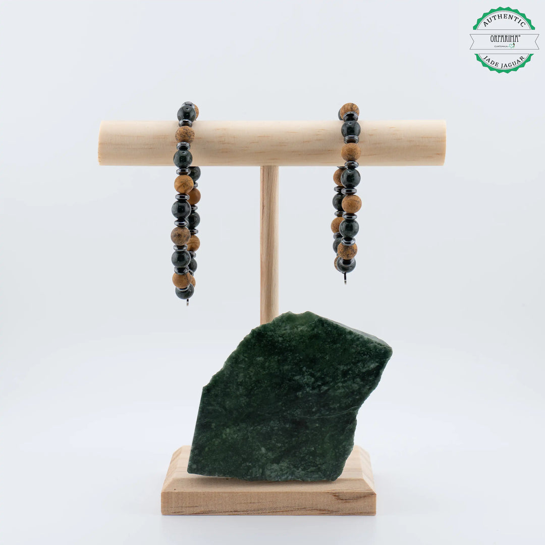 Bracelets en perles de Jaspe paysage et Jade Jaguar du Guatemala sur un présentoir en bois au dessus d&