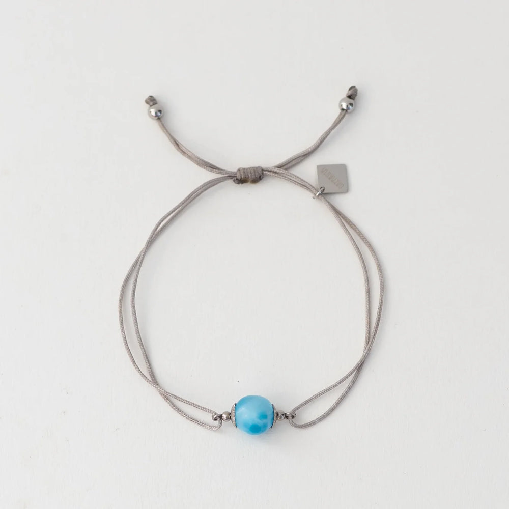 Bracelet en cordon resistant à l'eau avec une pierre de larimar origine République Dominicaine. Bracelet de couleur argenté.