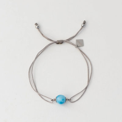 Bracelet en cordon resistant à l'eau avec une pierre de larimar origine République Dominicaine. Bracelet de couleur argenté.