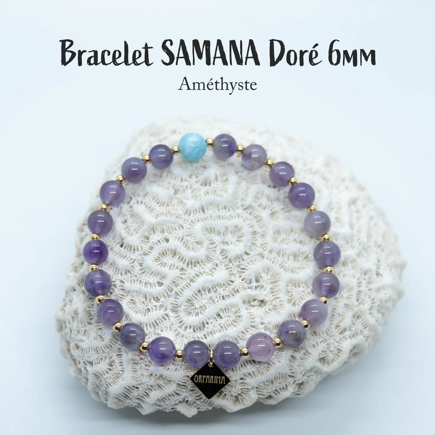 Bracelet en perles de 6mm d'améthyste avec une perle de Larimar venant de République Dominicaine. Bijou fait en fil élastique disponible en plusieurs tailles. Chaque perle est séparée de la suivante par une petite perle en acier inoxydable doré.