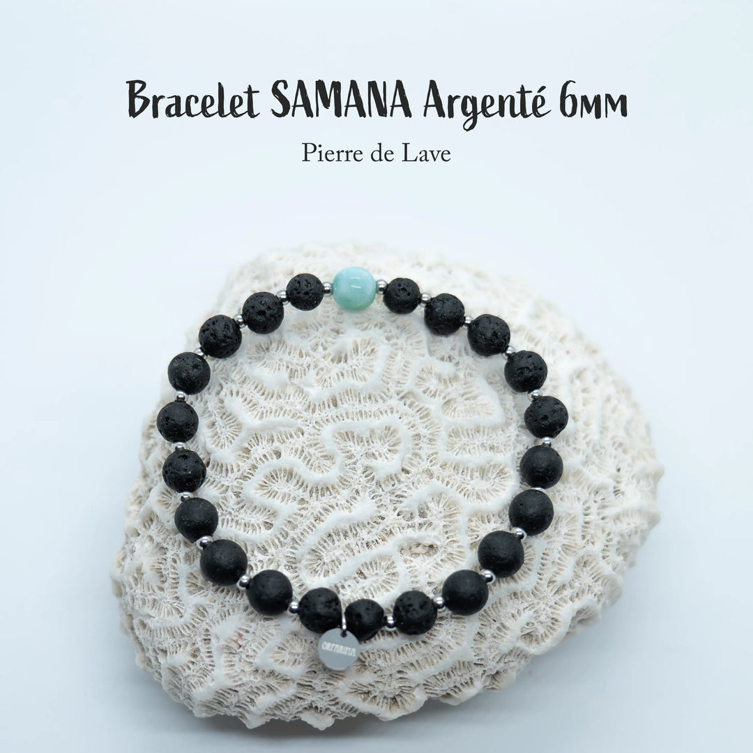 Bracelet en fil élastique avec des perles de pierre de lave et une perle de Larimar de couleur bleue. Bijou fait à la main, adaptable à plusieurs tailles de poignets. Larimar d&