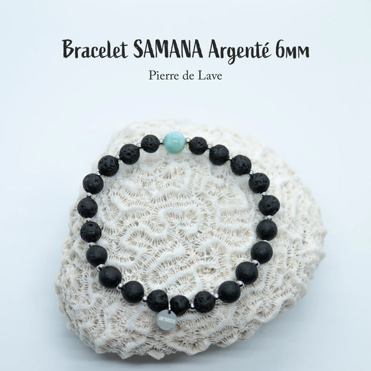 Bracelet en fil élastique avec des perles de pierre de lave et une perle de Larimar de couleur bleue. Bijou fait à la main, adaptable à plusieurs tailles de poignets. Larimar d&