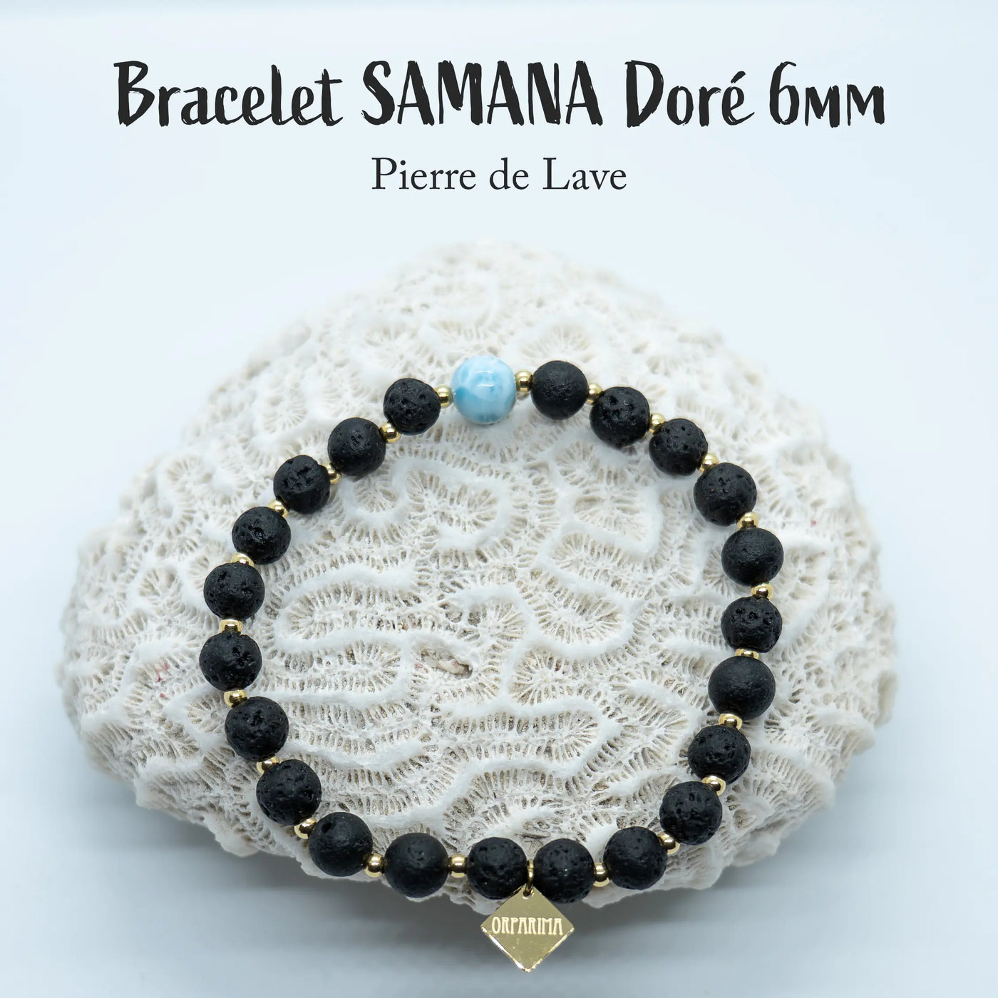 Bracelet en pierre de lave posé sur un coquillage blanc. Ce bracelet comporte une perle de Larimar de 6mm de République Dominicaine. Les perles sont séparées par des petites perles en acier inoxydable de couleur doré. Bijou fait à la main.